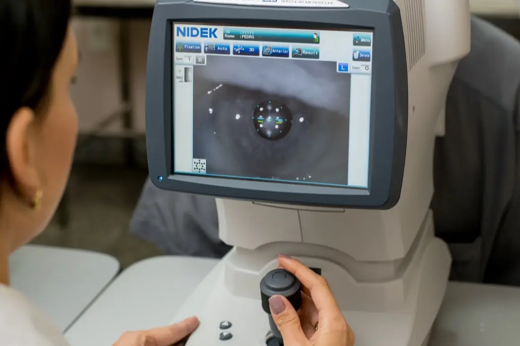Avaliação com microscópio especular no Instituto de Olhos de Colatina, etapa da avaliação pré-cirurgia de catarata