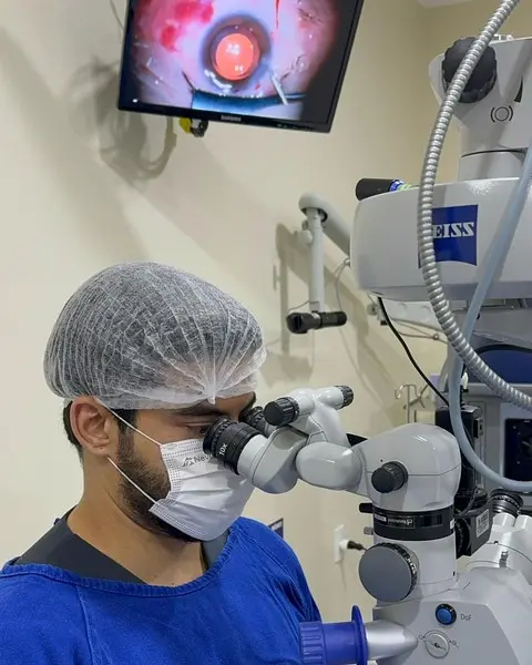 Dr. Vinícius Rosa em cirurgia no centro cirúrgico próprio do Instituto de Olhos de Colatina