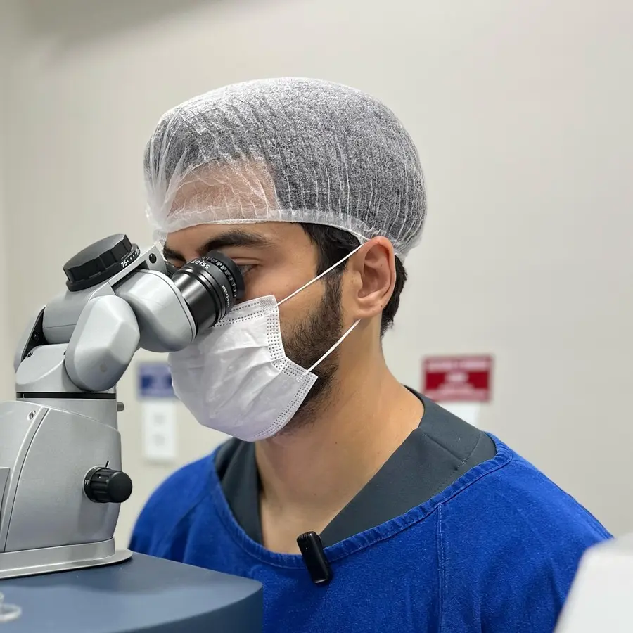 Dr. Vinícius Rosa realizando mapeamento de córnea no Instituto de Olhos de Colatina